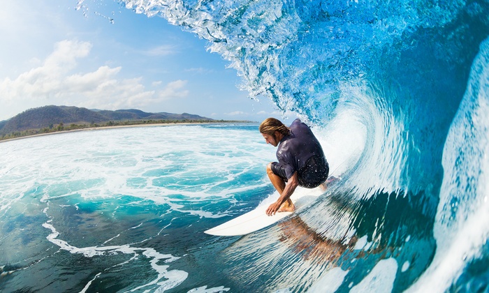 Surfista nell'Isola di Oahu